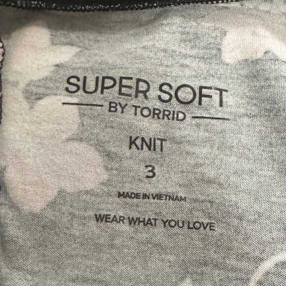 Torrid Womens Black Floral V-Neck Tunic Tee SZ 3X Short Sleeve Dark Fairy HTF - Picture 4 of 9